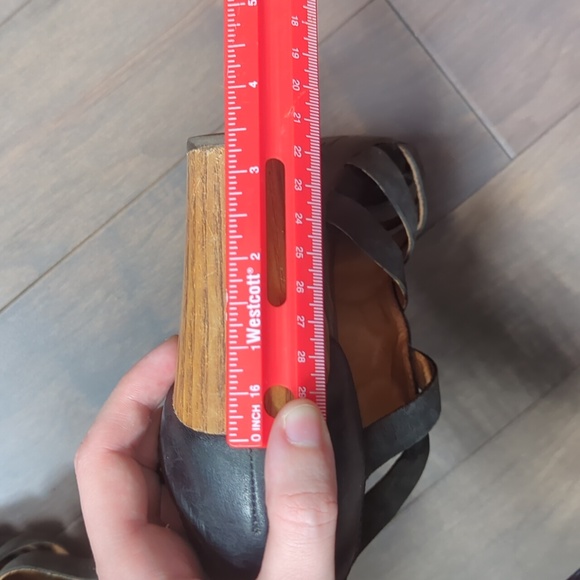 Clark's Size 6.5 Black Leather Sandals - Picture 10 of 11